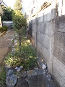 台風で壊れてしまった万年塀をフェンスにお取替え 台風で壊れてしまった万年塀をフェンスにお取替え